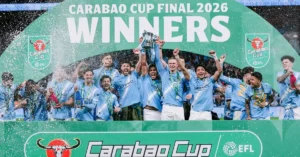 Manchester City oyuncuları Lig Kupası'nı kaldırırken