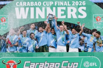 Manchester City oyuncuları Lig Kupası'nı kaldırırken