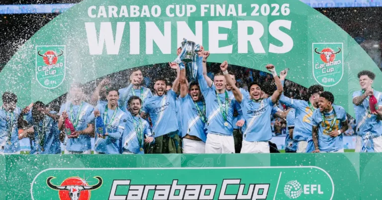 Manchester City oyuncuları Lig Kupası'nı kaldırırken