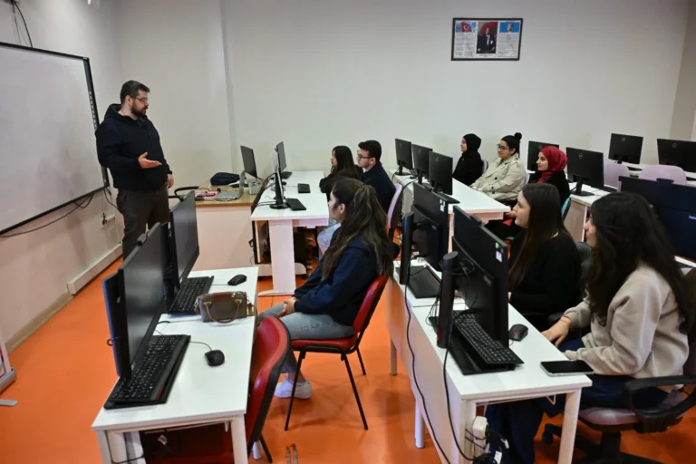 Manisa Büyükşehir Belediyesi tarafından gençlere yönelik verilen dijital ve yapay zeka eğitimleri