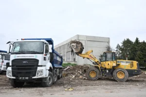 Manisa Büyükşehir Belediyesi'nin Akhisar'daki kaçak atık temizleme çalışması