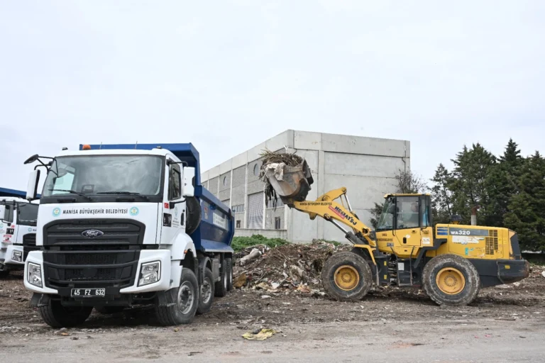 Manisa Büyükşehir Belediyesi'nin Akhisar'daki kaçak atık temizleme çalışması