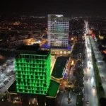 Manisa Büyükşehir Belediyesi hizmet binası, 14 Mart Tıp Bayramı için yeşil ve beyaz renkte ışıklandırıldı.