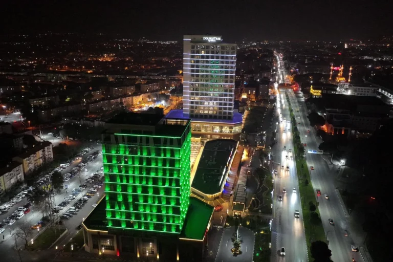 Manisa Büyükşehir Belediyesi hizmet binası, 14 Mart Tıp Bayramı için yeşil ve beyaz renkte ışıklandırıldı.