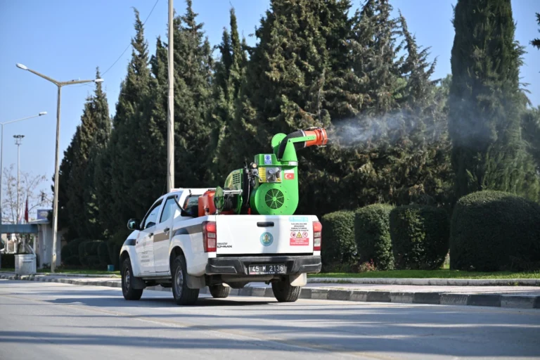 Manisa Büyükşehir Belediyesi, sivrisinek ve zararlılara karşı vektörle mücadele çalışmalarını sürdürüyor.