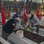 Manisa Büyükşehir Belediyesi ekiplerinin 18 Mart Çanakkale Zaferi öncesinde şehitliklerde yaptığı bakım, temizlik ve çiçeklendirme çalışması