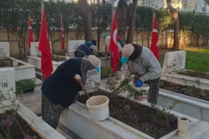 Manisa Büyükşehir Belediyesi ekiplerinin 18 Mart Çanakkale Zaferi öncesinde şehitliklerde yaptığı bakım, temizlik ve çiçeklendirme çalışması
