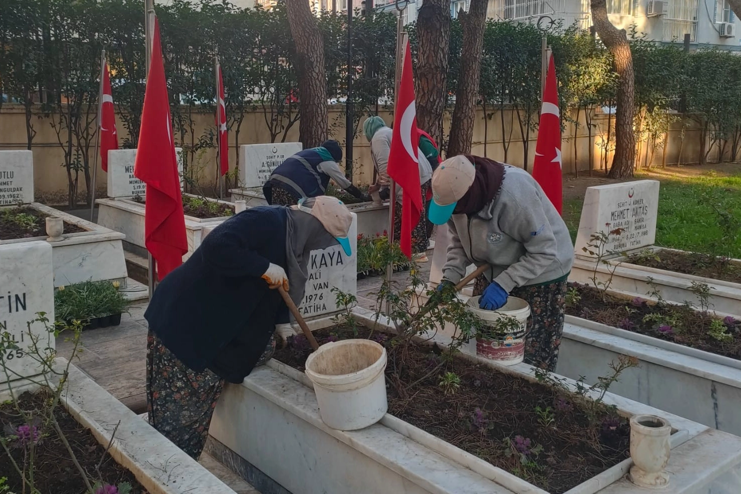 Manisa Büyükşehir Belediyesi ekiplerinin 18 Mart Çanakkale Zaferi öncesinde şehitliklerde yaptığı bakım, temizlik ve çiçeklendirme çalışması