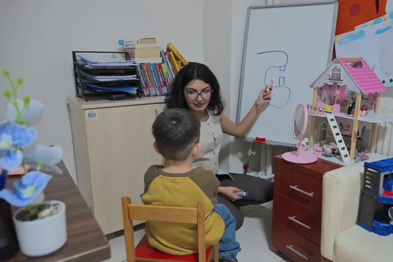 Manisa Büyükşehir Belediyesi tarafından başlatılan ücretsiz konuşma ve dil terapisi hizmetini temsil eden görseller