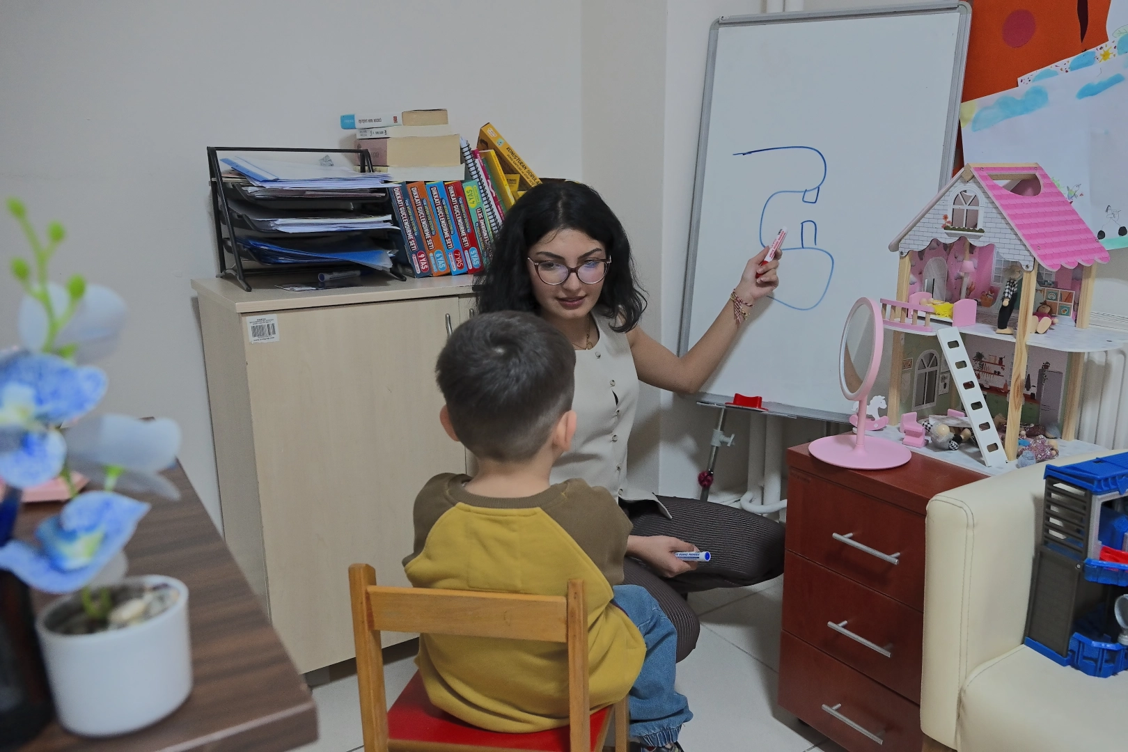 Manisa Büyükşehir Belediyesi tarafından başlatılan ücretsiz konuşma ve dil terapisi hizmetini temsil eden görseller