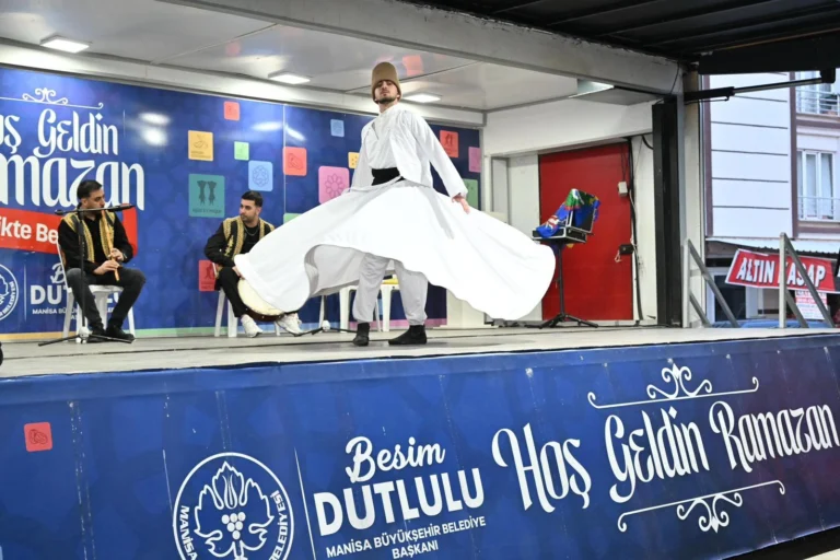 Manisa Büyükşehir Belediyesi Saruhanlı'da gönül sofrası kurdu.