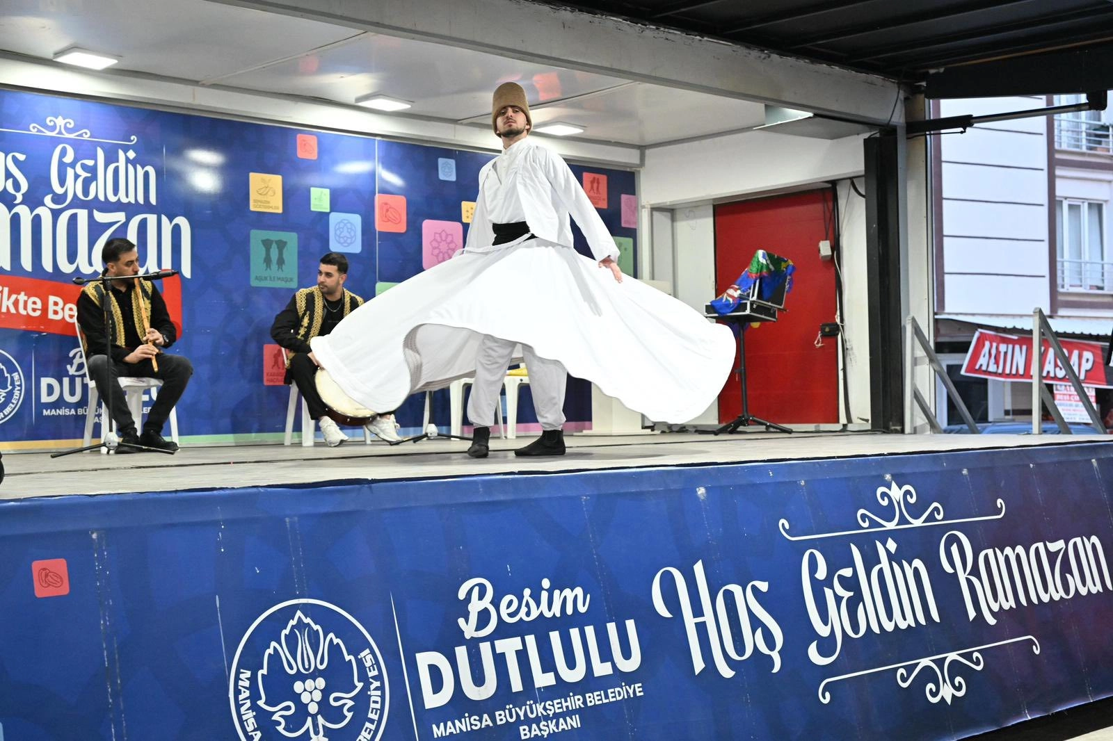 Manisa Büyükşehir Belediyesi Saruhanlı'da gönül sofrası kurdu.