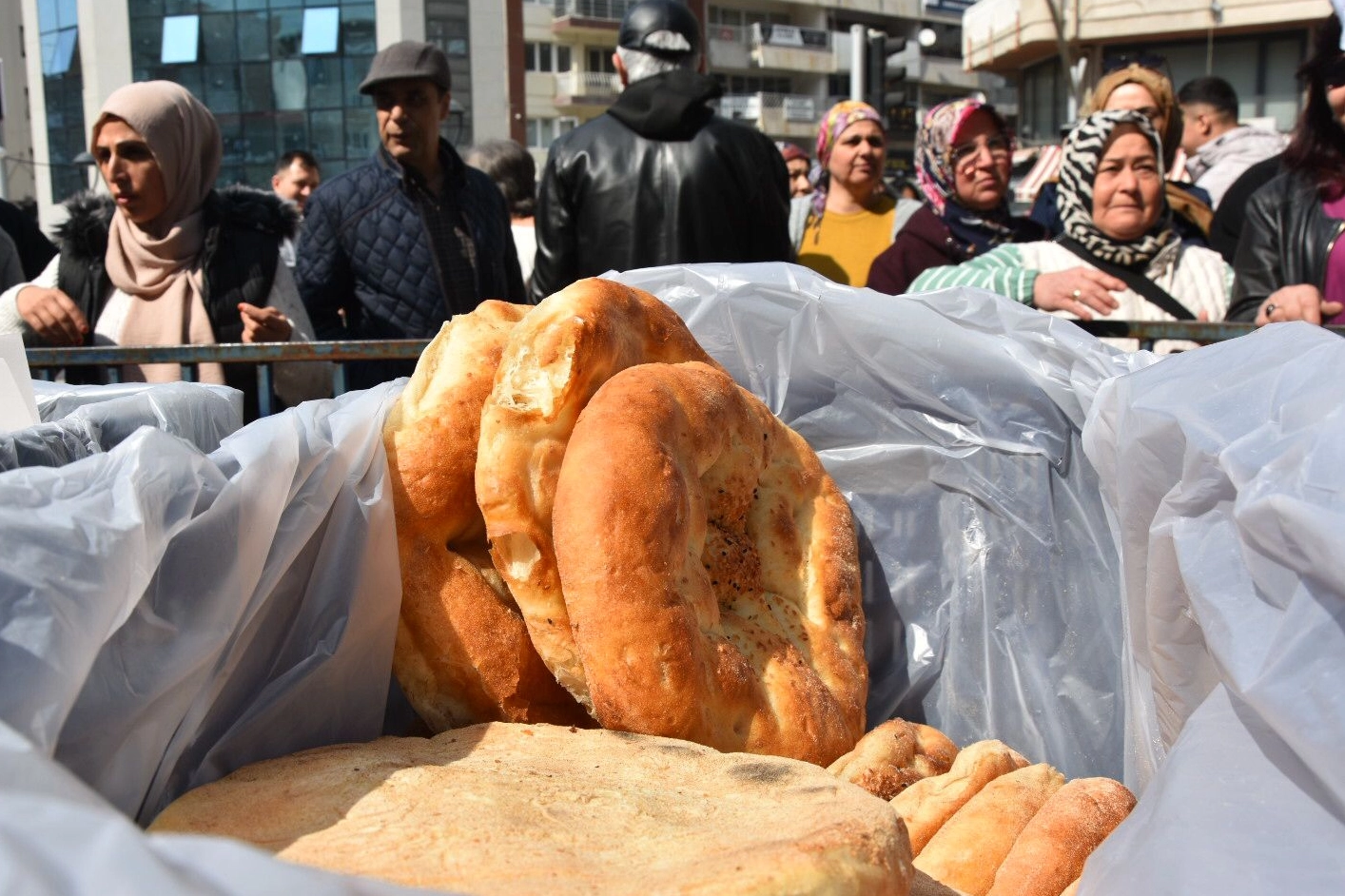 Manisa Gördesliler Derneği'nin ücretsiz Ramazan pidesi dağıtım etkinliği