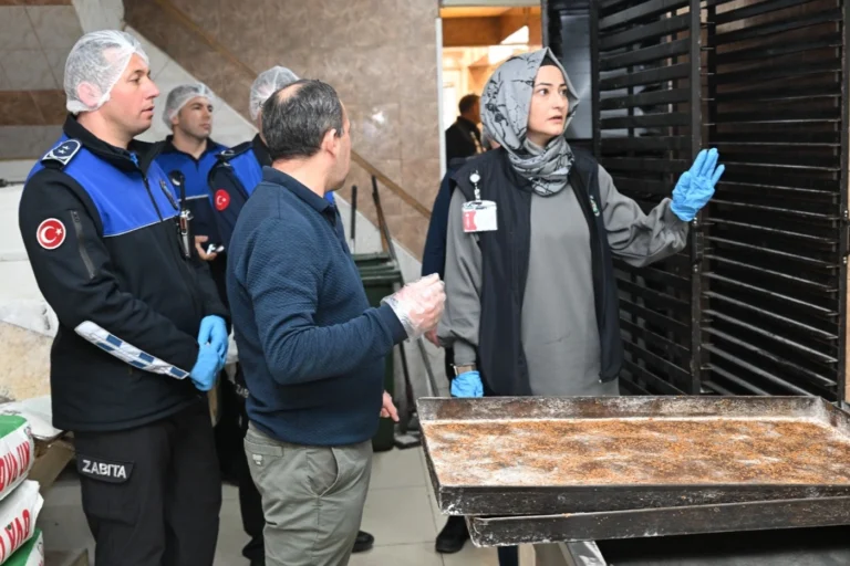 Manisa zabıta ekipleri ramazan ayında fırınlarda gıda denetimi yapıyor