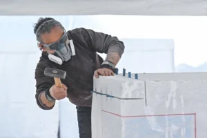 Marble İzmir Fuarı'nda mermer blokların heykeltıraşlar tarafından işlenerek sanata dönüştürüldüğü heykel çalıştayı