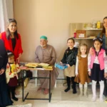 Mardin Yeşilli'de öğrenciler, 32 yıl görev yapmış emekli öğretmen M. Cemil Öztürk'ü ziyaret etti.