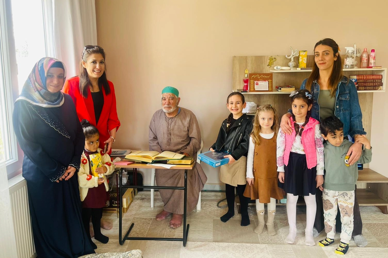 Mardin Yeşilli'de öğrenciler, 32 yıl görev yapmış emekli öğretmen M. Cemil Öztürk'ü ziyaret etti.