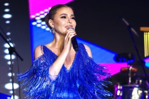 Gülben Ergen Antalya'da sahne alırken