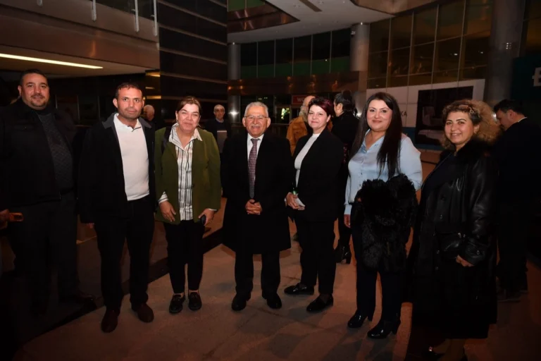 Kayseri Büyükşehir Belediye Başkanı Memduh Büyükkılıç, Kadir Gecesi'nde esnafla birlikte iftar sofrasında