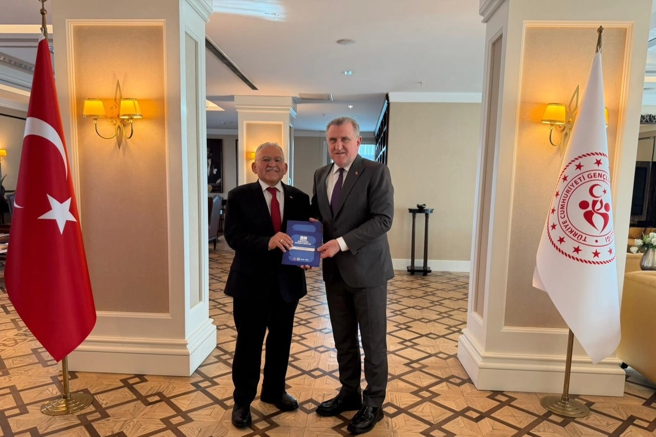 Kayseri Büyükşehir Belediye Başkanı Dr. Memduh Büyükkılıç, Ankara'da Gençlik ve Spor Bakanı Osman Aşkın Bak ile görüştü.