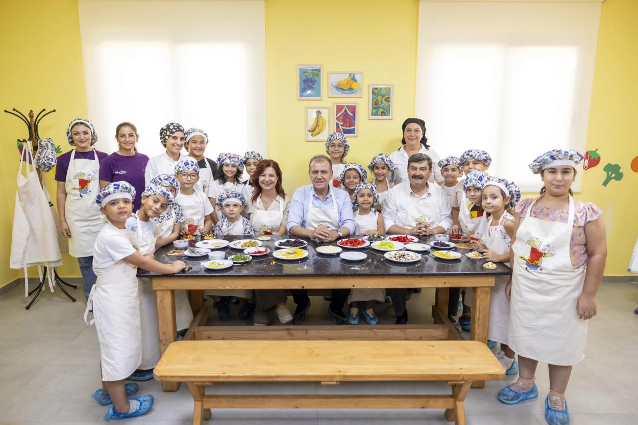 Mersin Büyükşehir Belediyesi, dezavantajlı bölgelerdeki çocuklara eğitim ve gıda desteği sağlayarak eşit yaşam fırsatları sunuyor.