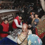 Mersin Büyükşehir Belediyesi ekipleri Kadir Gecesi'nde vatandaşlara lokma ikramında bulunuyor.