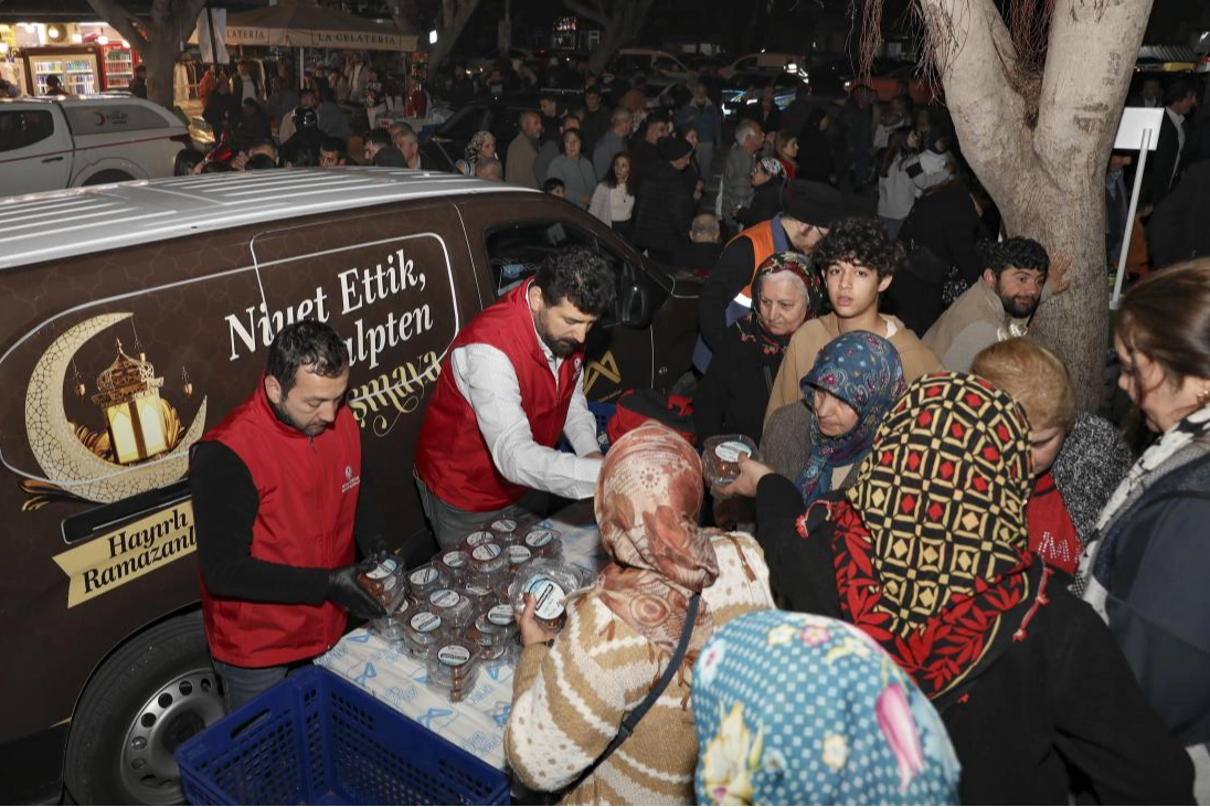 Mersin Büyükşehir Belediyesi ekipleri Kadir Gecesi'nde vatandaşlara lokma ikramında bulunuyor.