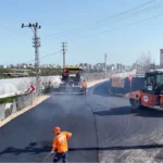 Mersin Büyükşehir Belediyesi ekipleri Mezitli'de sıcak asfalt serim çalışması yapıyor