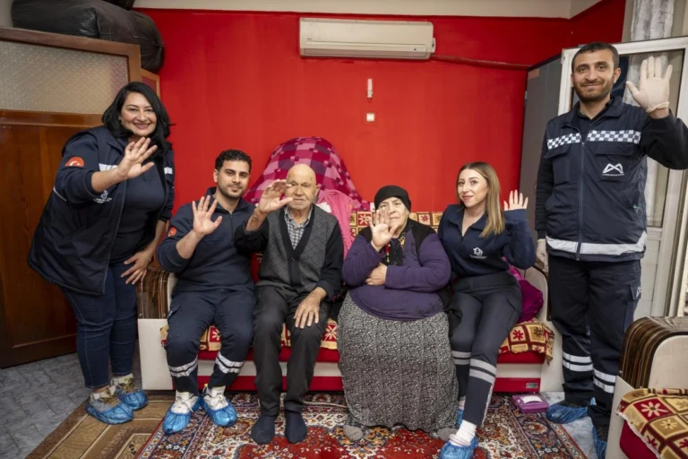 Mersin Büyükşehir Belediyesi ekipleri, bayram öncesinde yaşlı ve engelli vatandaşlara evde bakım hizmeti sunuyor.