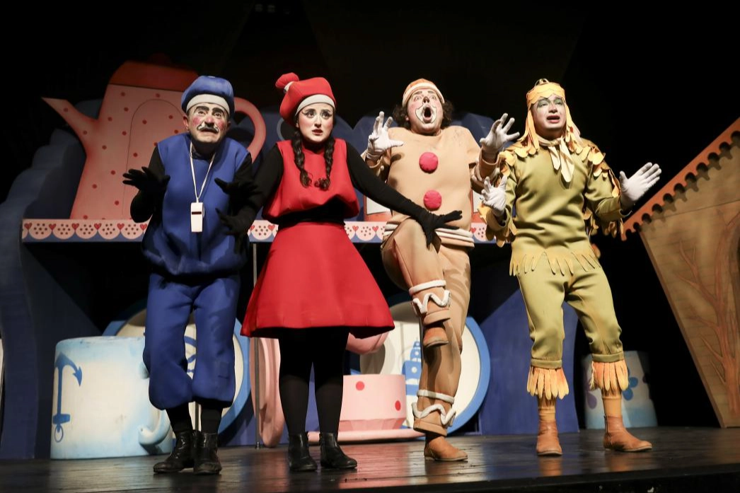 Mersin'de sahnelenen 'Bisküvi Adam' oyunu Silifkeli çocuklarla buluştu