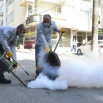 Mersin Büyükşehir Belediyesi ekipleri tarafından yapılan haşere ilaçlama çalışması