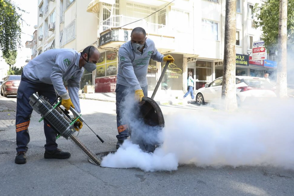 Mersin Büyükşehir Belediyesi ekipleri tarafından yapılan haşere ilaçlama çalışması