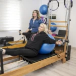 Mersin Büyükşehir Belediyesi Kadın Sağlığı Danışma Merkezi'nde egzersiz yapan kadınlar