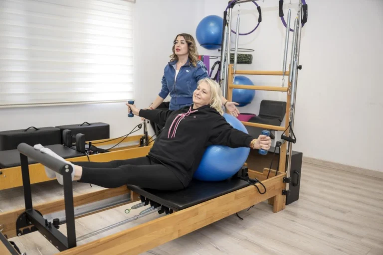 Mersin Büyükşehir Belediyesi Kadın Sağlığı Danışma Merkezi'nde egzersiz yapan kadınlar