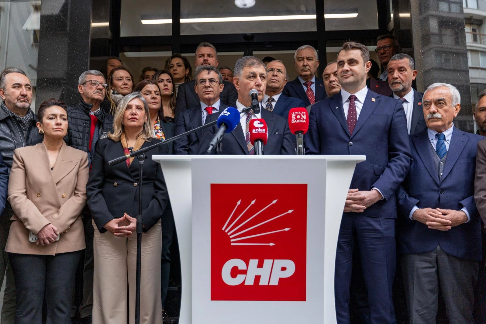 İzmir Büyükşehir Belediye Başkanı Dr. Cemil Tugay, Meslek Fabrikası'nın tahliyesine tepki gösteriyor