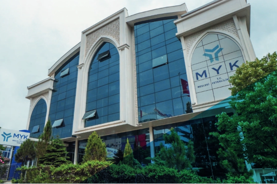 Mesleki Yeterlilik Belgesi zorunluluğu kapsamına alınan meslek sayısının 244'e çıktığını gösteren görsel.