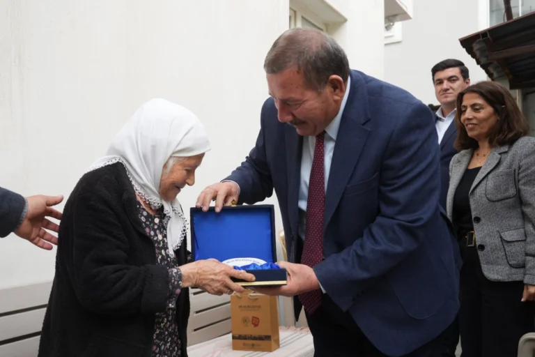 Milas Belediye Başkanı Fevzi Topuz, Yaşlılar Haftası kapsamında asırlık çınar vatandaşları ziyaret etti.