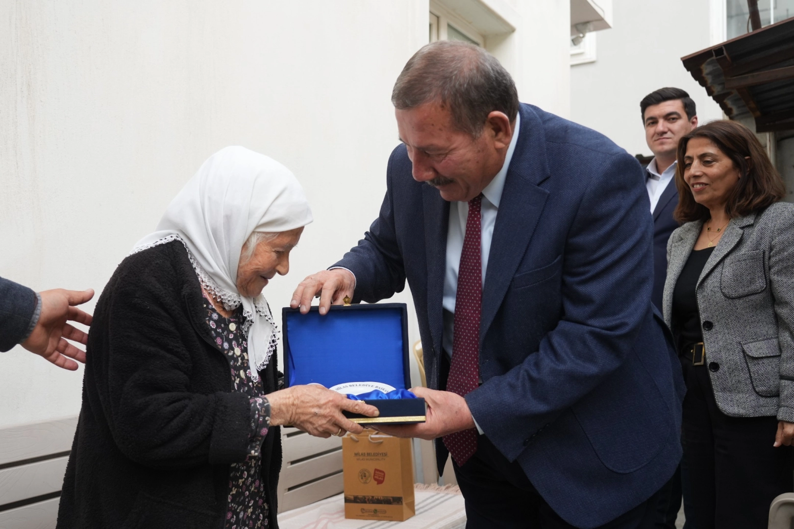 Milas Belediye Başkanı Fevzi Topuz, Yaşlılar Haftası kapsamında asırlık çınar vatandaşları ziyaret etti.