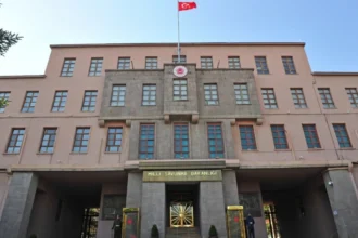 Milli Savunma Bakanlığı logosu ve İncirlik Hava Üssü'nü temsil eden bir görsel.