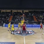 Mersin Spor Kulübü (MSK) basketbol takımının Galatasaray'ı 114-76 yendiği maçta oyuncular mücadele ediyor
