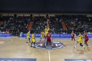 Mersin Spor Kulübü (MSK) basketbol takımının Galatasaray'ı 114-76 yendiği maçta oyuncular mücadele ediyor