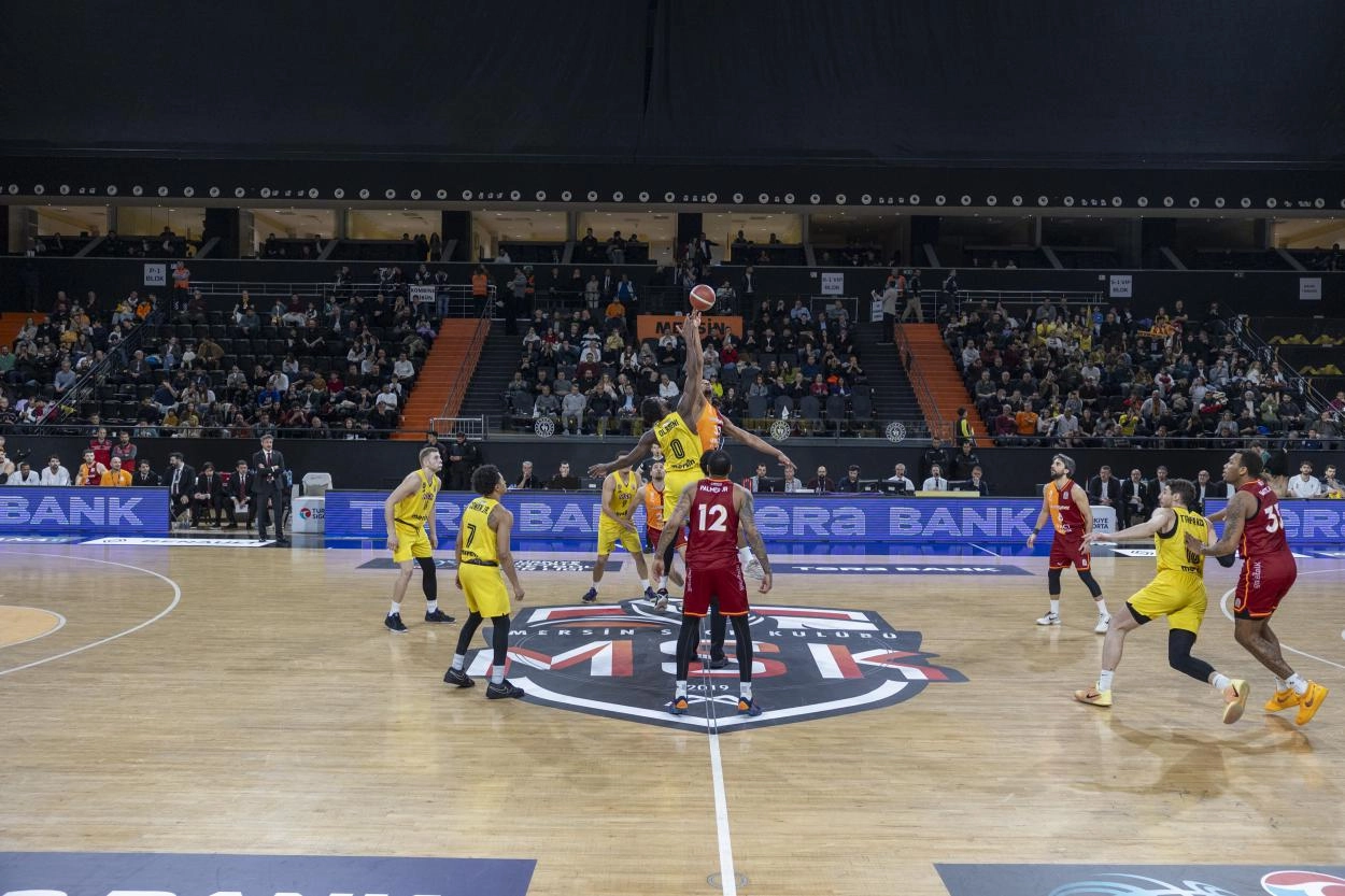 Mersin Spor Kulübü (MSK) basketbol takımının Galatasaray'ı 114-76 yendiği maçta oyuncular mücadele ediyor