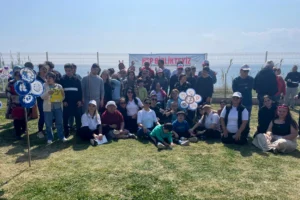 Muratpaşa Belediyesi Engelsiz Kafe'de Down Sendromu farkındalık etkinliği kapsamında boyanan tabaklardan oluşan çiçek figürü
