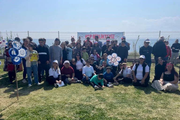 Muratpaşa Belediyesi Engelsiz Kafe'de Down Sendromu farkındalık etkinliği kapsamında boyanan tabaklardan oluşan çiçek figürü