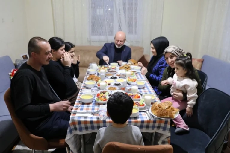 Kocasinan Belediye Başkanı Ahmet Çolakbayrakdar, Ramazan ayı etkinlikleri kapsamında vatandaşlarla bir araya geliyor.