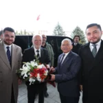 Mustafa Elitaş, Kayseri'de ulaşım yatırımları hakkında Başkan Büyükkılıç ile görüşüyor.