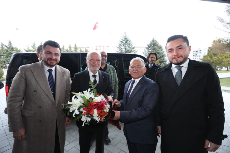 Mustafa Elitaş, Kayseri'de ulaşım yatırımları hakkında Başkan Büyükkılıç ile görüşüyor.