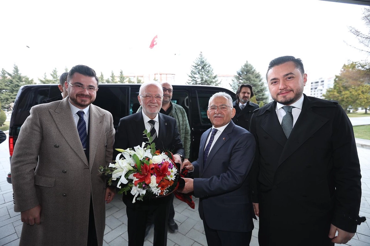 Mustafa Elitaş, Kayseri'de ulaşım yatırımları hakkında Başkan Büyükkılıç ile görüşüyor.