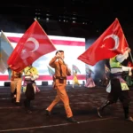 Gaziantep'te Nevruz ateşi yakılırken çekilmiş, Türk dünyası kültürünü yansıtan bir görsel.