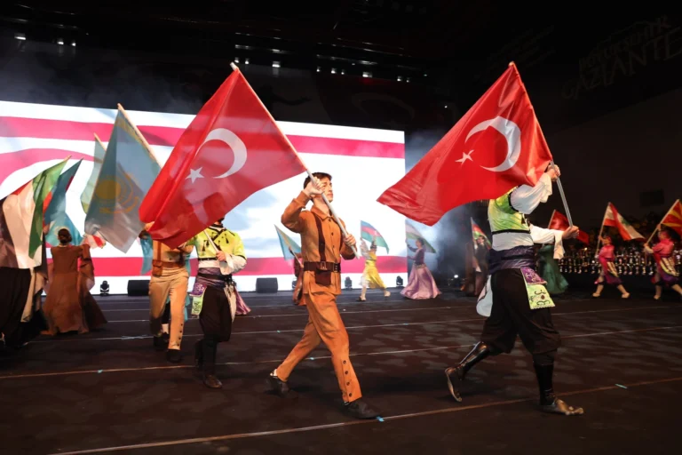 Gaziantep'te Nevruz ateşi yakılırken çekilmiş, Türk dünyası kültürünü yansıtan bir görsel.